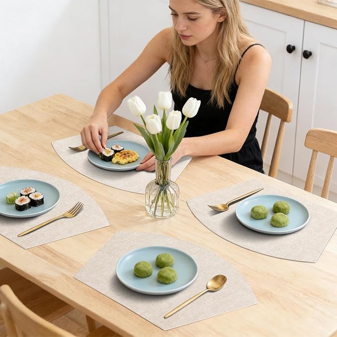 Homaxy Round Table Placemats Set of 4, Washable Wedge Shaped Faux Leather Table Mats, Wipeable Kitchen Dinner Place Mats for Indoor Outdoor, Beige