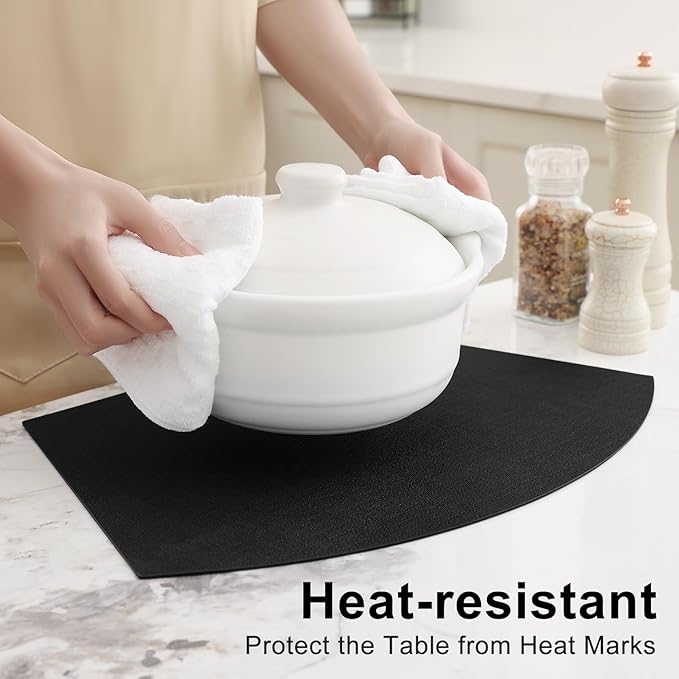 Homaxy Round Table Placemats Set of 4, Washable Wedge Shaped Faux Leather Table Mats, Wipeable Kitchen Dinner Place Mats for Indoor Outdoor, Black