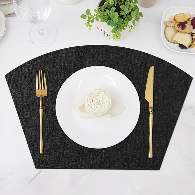 Homaxy Round Table Placemats Set of 4, Washable Wedge Shaped Faux Leather Table Mats, Wipeable Kitchen Dinner Place Mats for Indoor Outdoor, Black