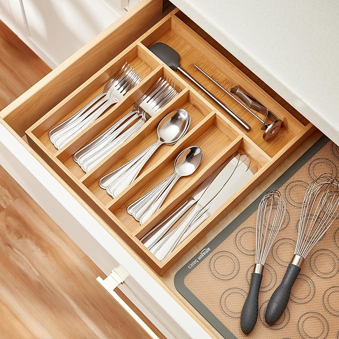 Amazon Basics Silverware Set, Stainless Steel Flatware, Dishwasher Safe, Service for 4, 20-Piece Forks and Spoons, Crown Edge