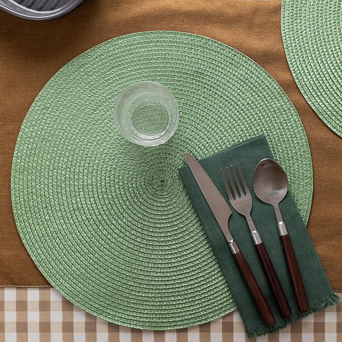 Round Placemats Set of 4 Plastic Woven Placemats Washable Wipeable Table Mats for Dining Table Heat Resistant Non-Slip Circle Place Mats (Green)